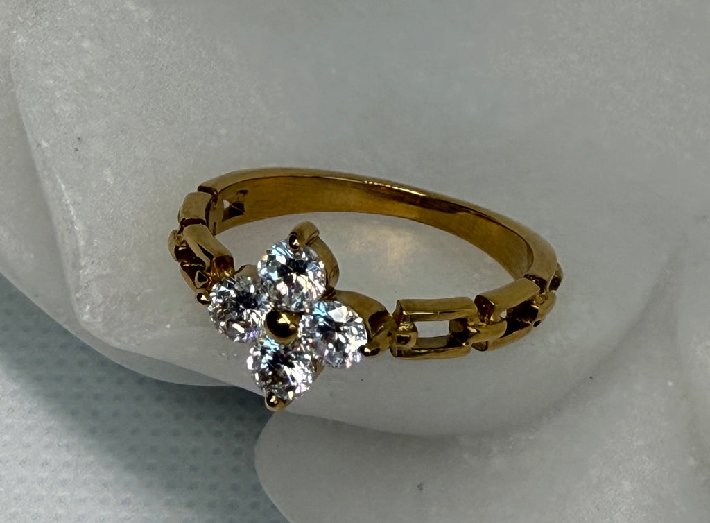 Finn 18K Gold Non-Tarnish Flower Chain Ring