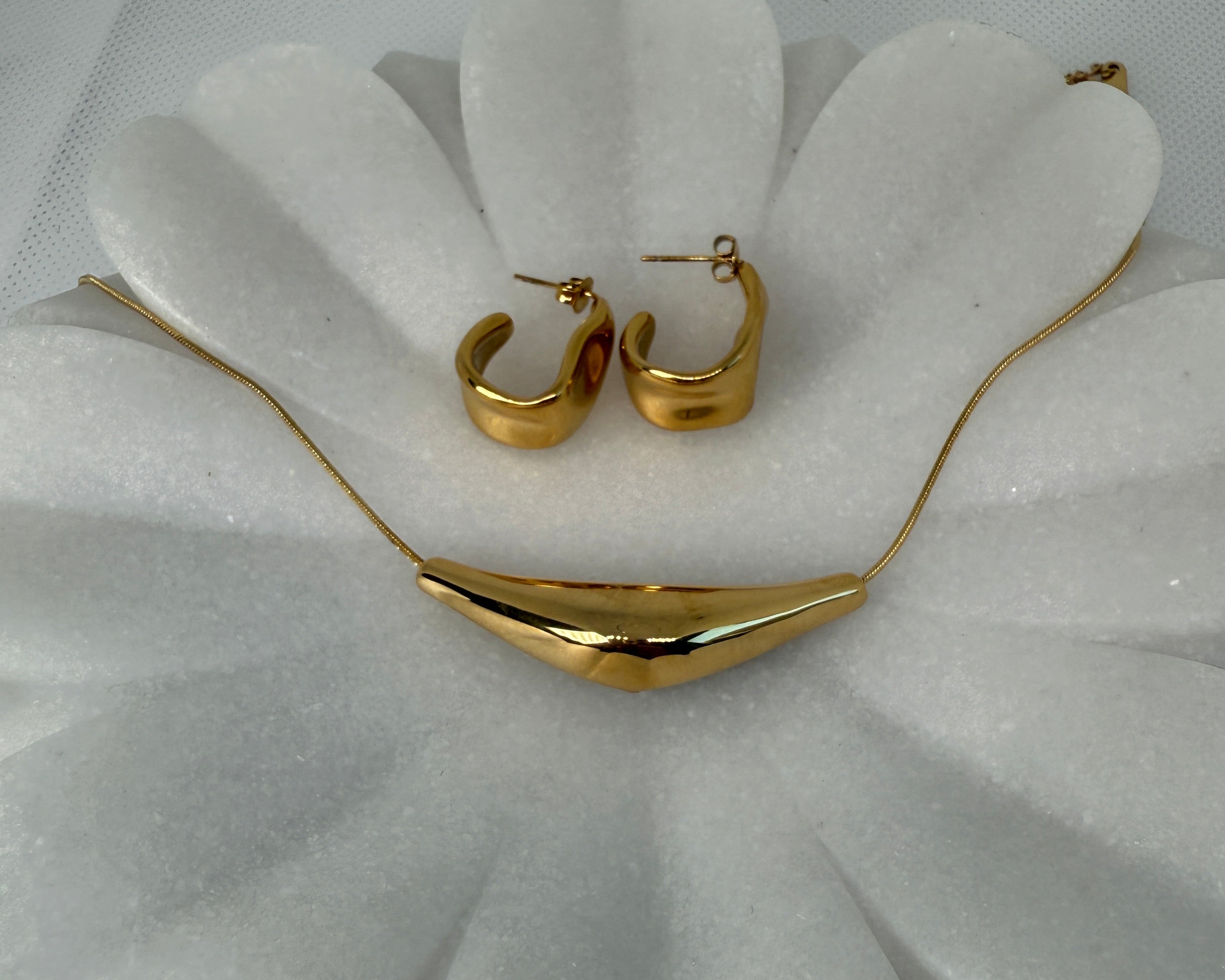 Cendre 18K Gold Non-Tarnish Curve Sweater Necklace