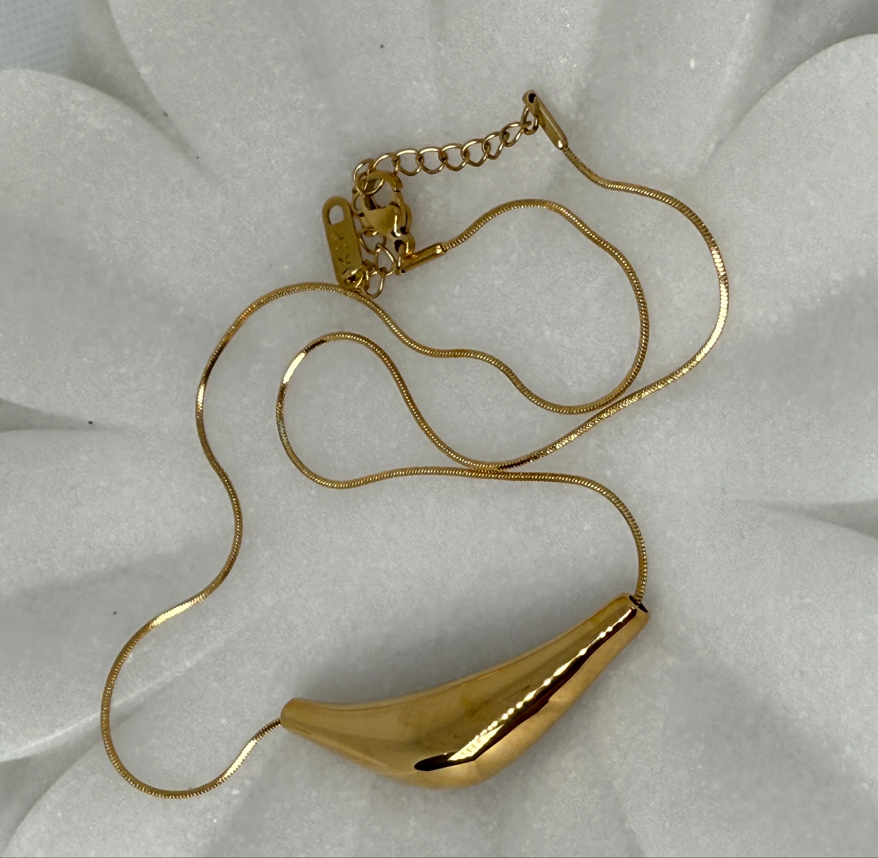 Cendre 18K Gold Non-Tarnish Curve Sweater Necklace