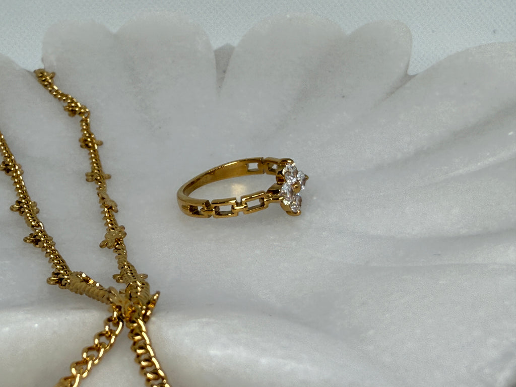 Finn 18K Gold Non-Tarnish Flower Chain Ring