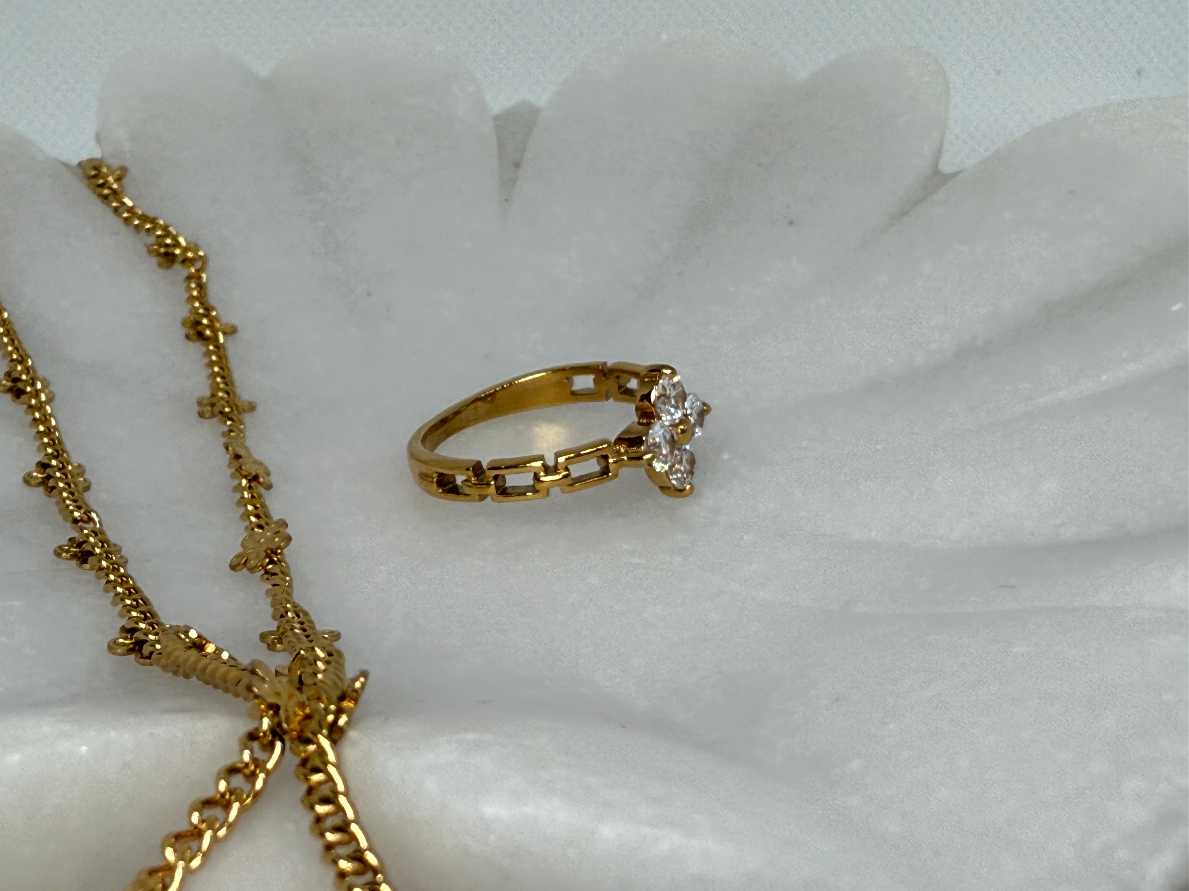 Finn 18K Gold Non-Tarnish Flower Chain Ring