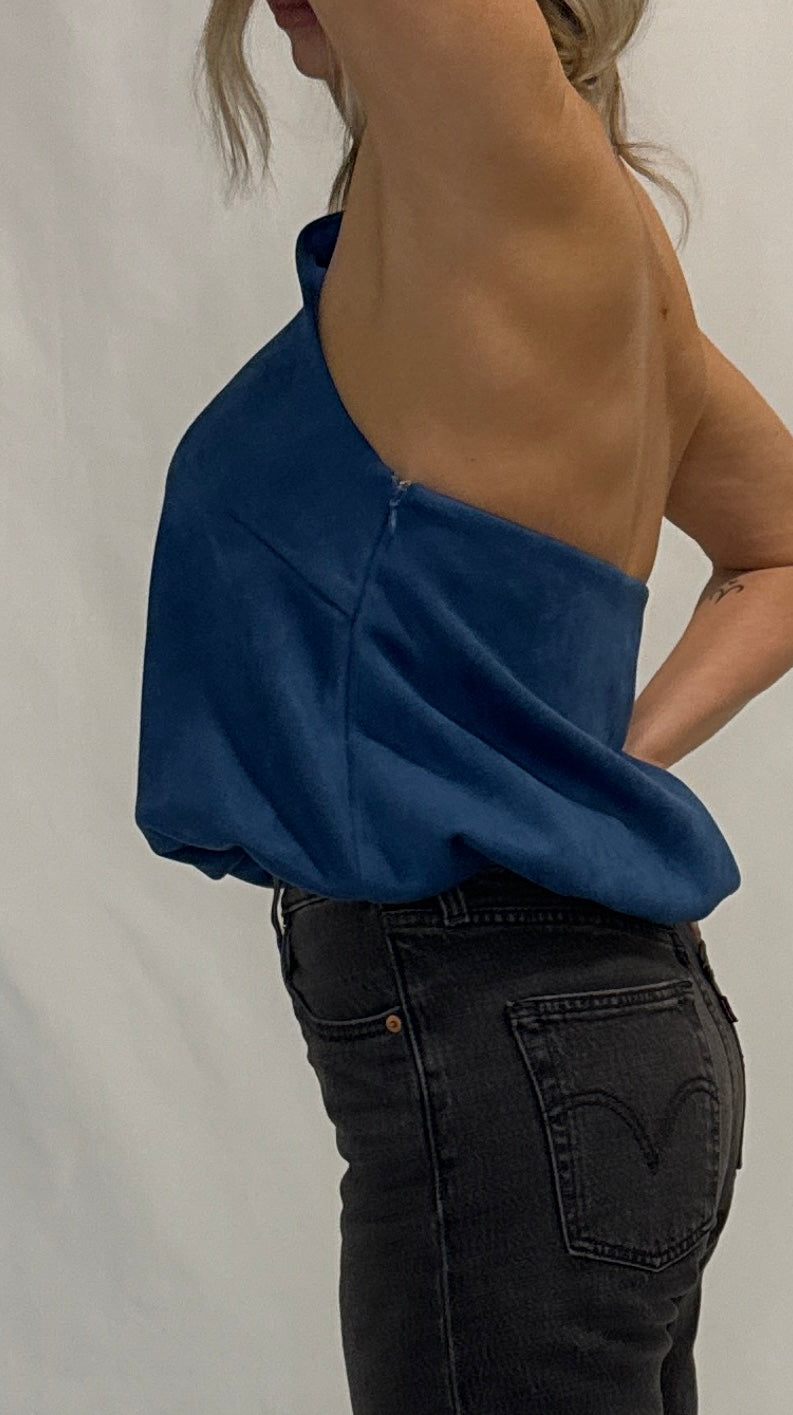 HALF MOCK NECK BUBBLE HEM SUEDE TOP