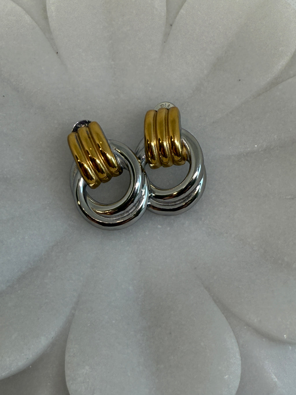 Wanda 18K Gold Non-Tarnish Classic Hoop Earring (Two colors)