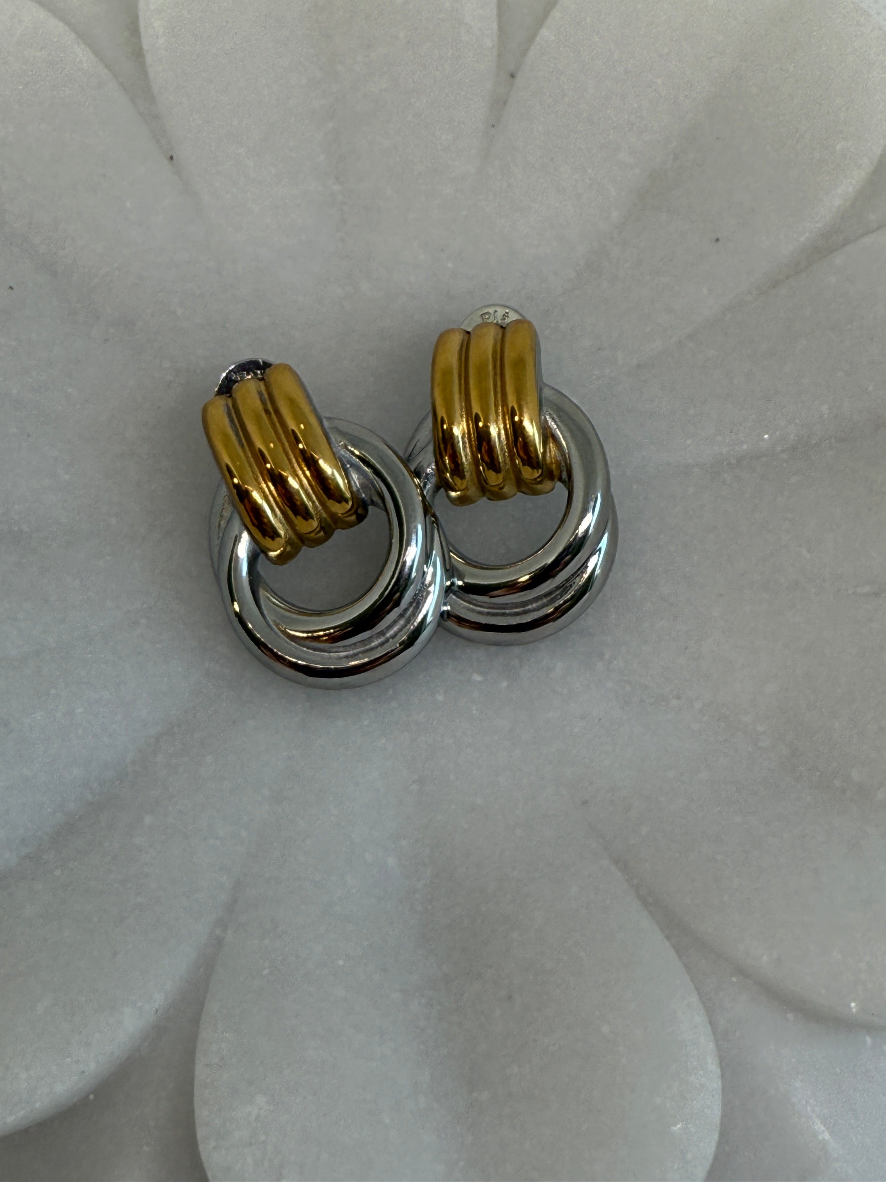 Wanda 18K Gold Non-Tarnish Classic Hoop Earring (Two colors)