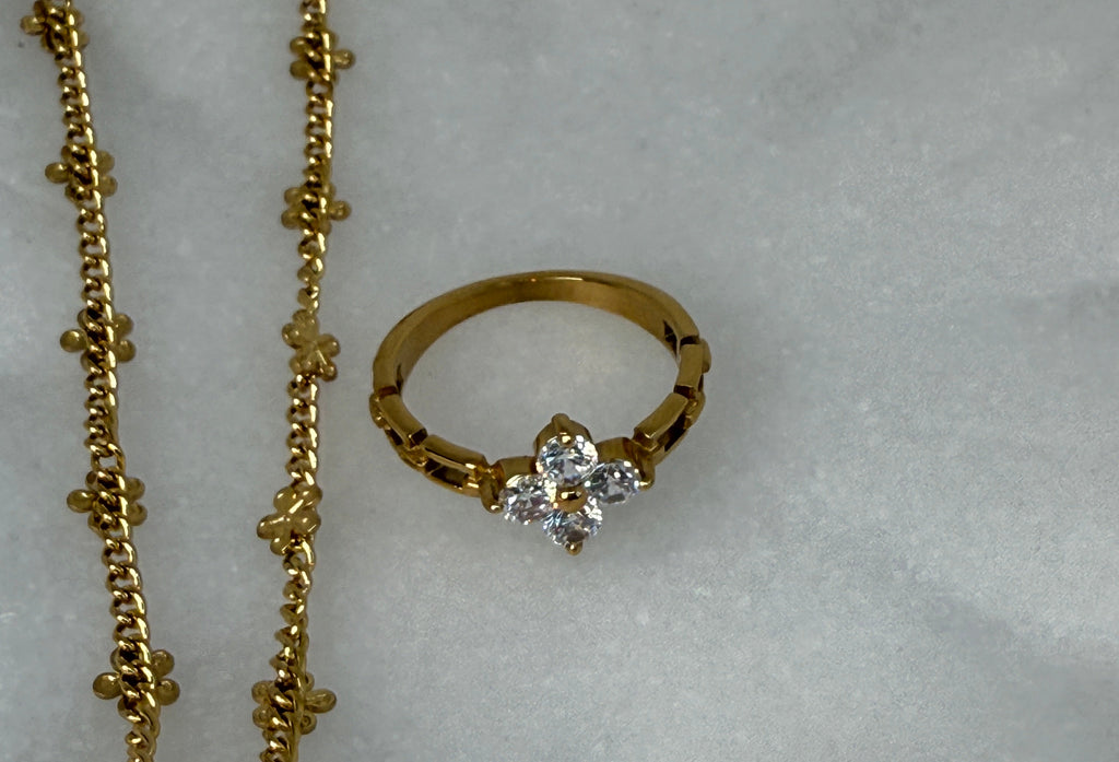 Finn 18K Gold Non-Tarnish Flower Chain Ring