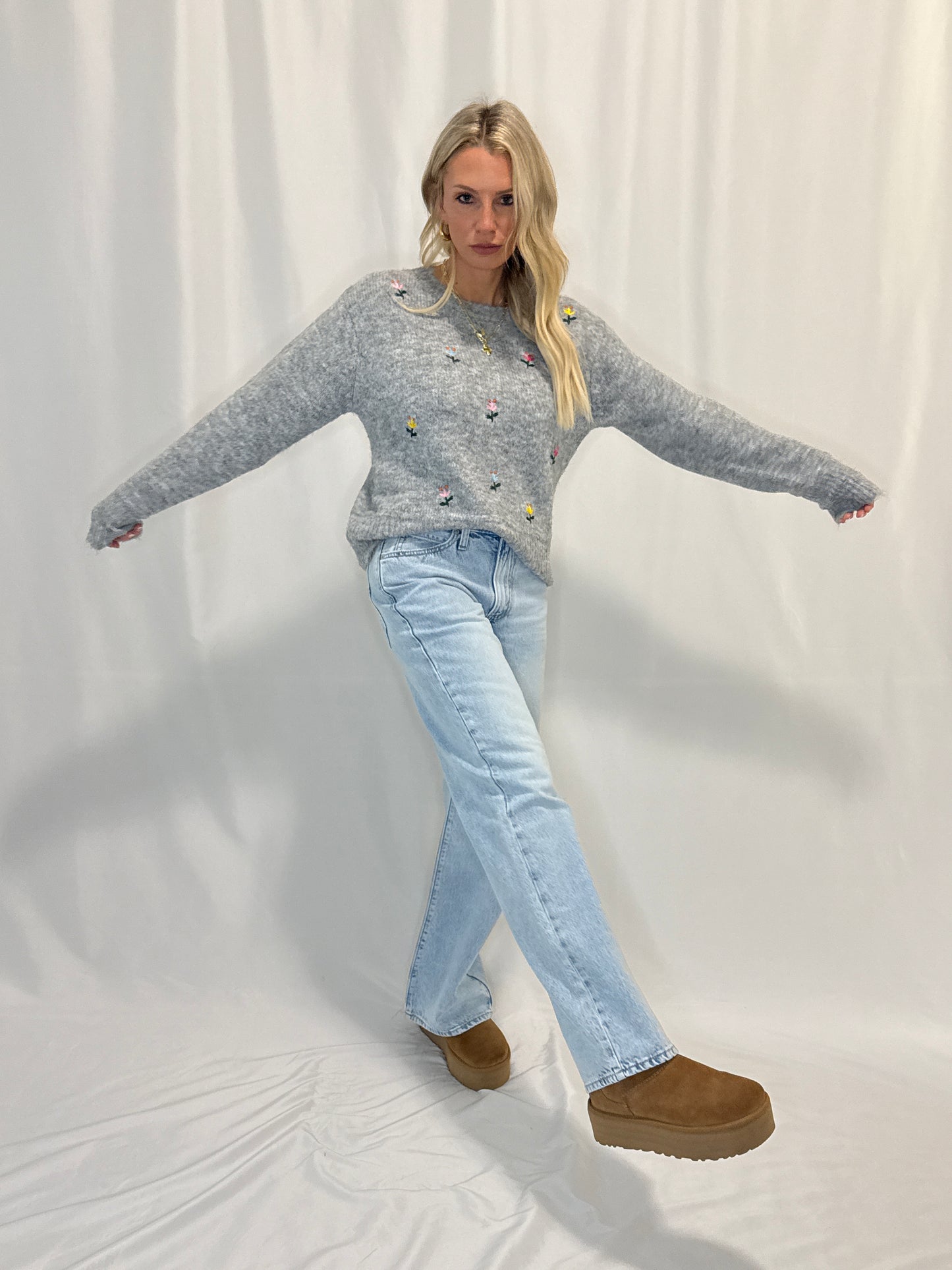 FLOWER EMBROIDERED SWEATER TOP