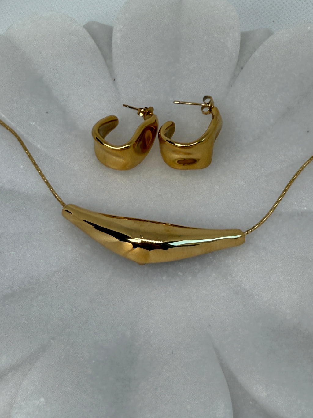 Cendre 18K Gold Non-Tarnish Curve Sweater Necklace