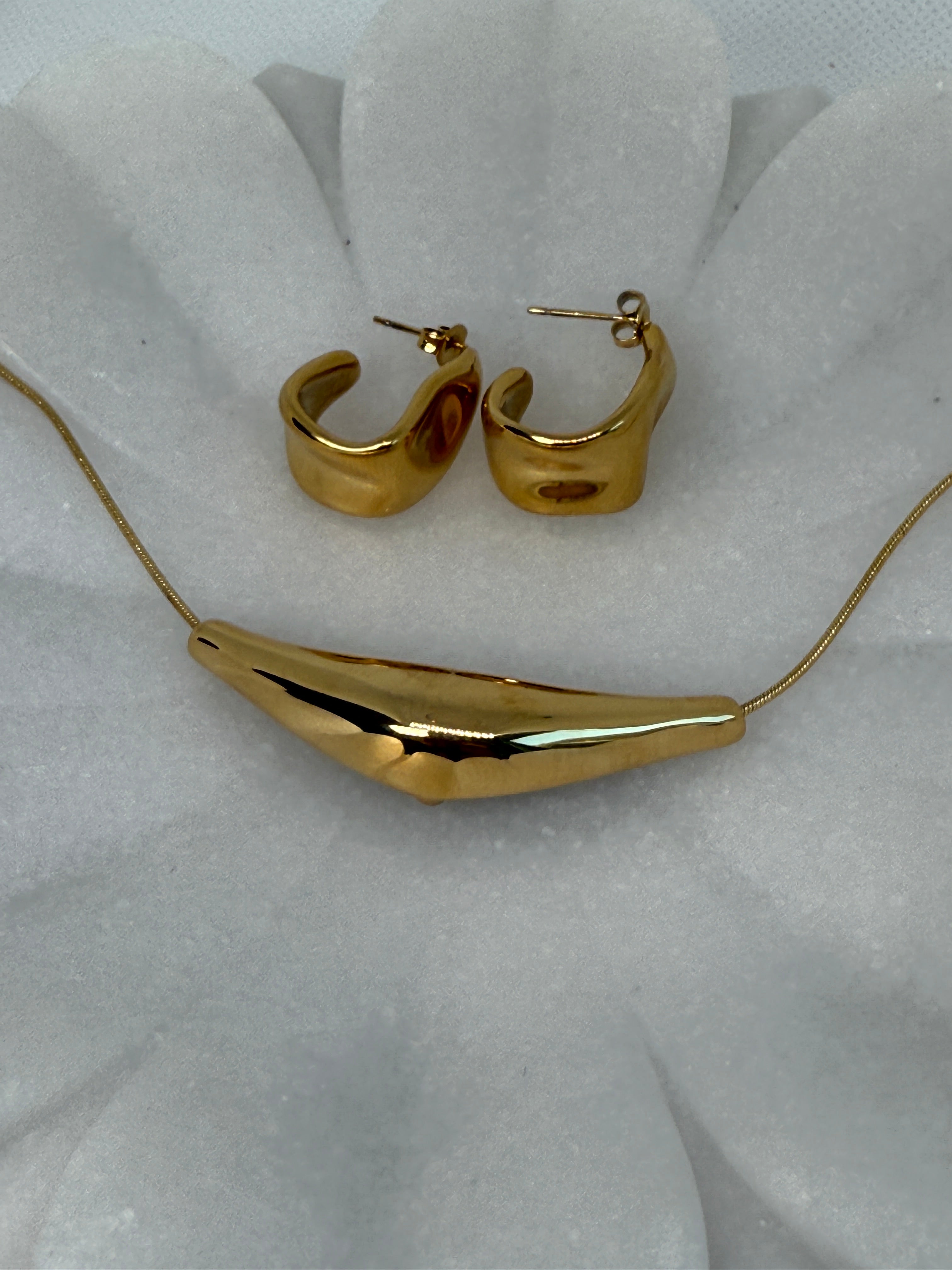 Cendre 18K Gold Non-Tarnish Curve Sweater Necklace